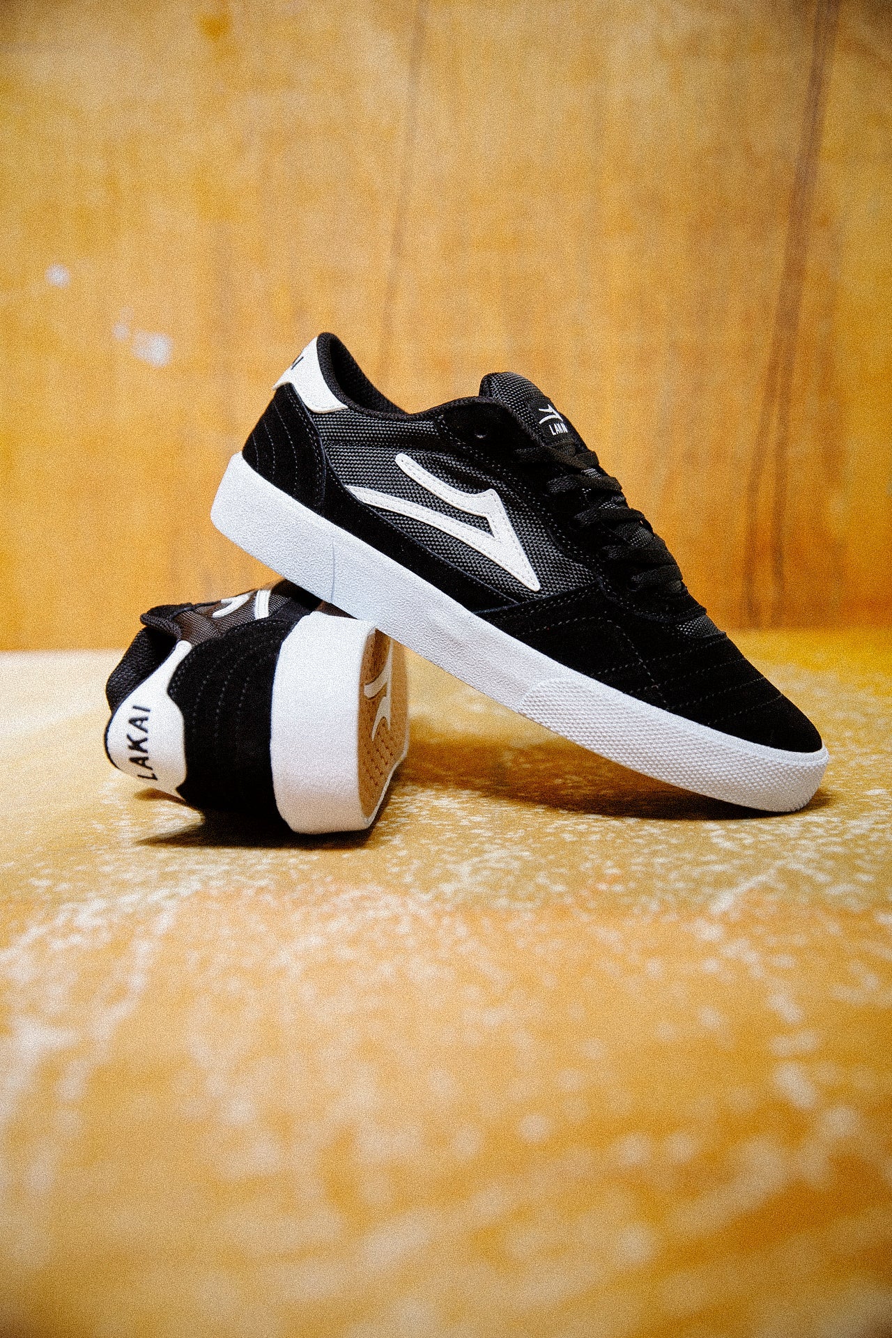 Cambridge - Black/White Suede